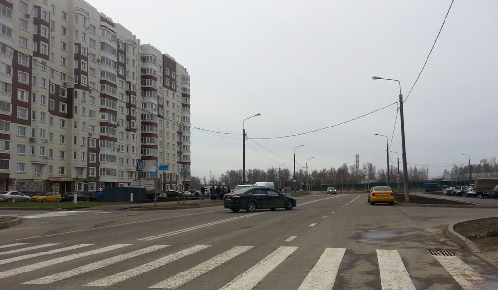 Дорожники нарисовали двойную сплошную там где раньше был выезд со двора на Нововатутинском проспекте
