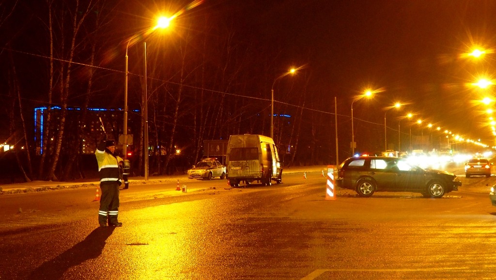 Пострадала маршрутка в результате столкновения трёх автомобилей на нерегулируемом перекрёстке в Новых Ватутинках-10012016